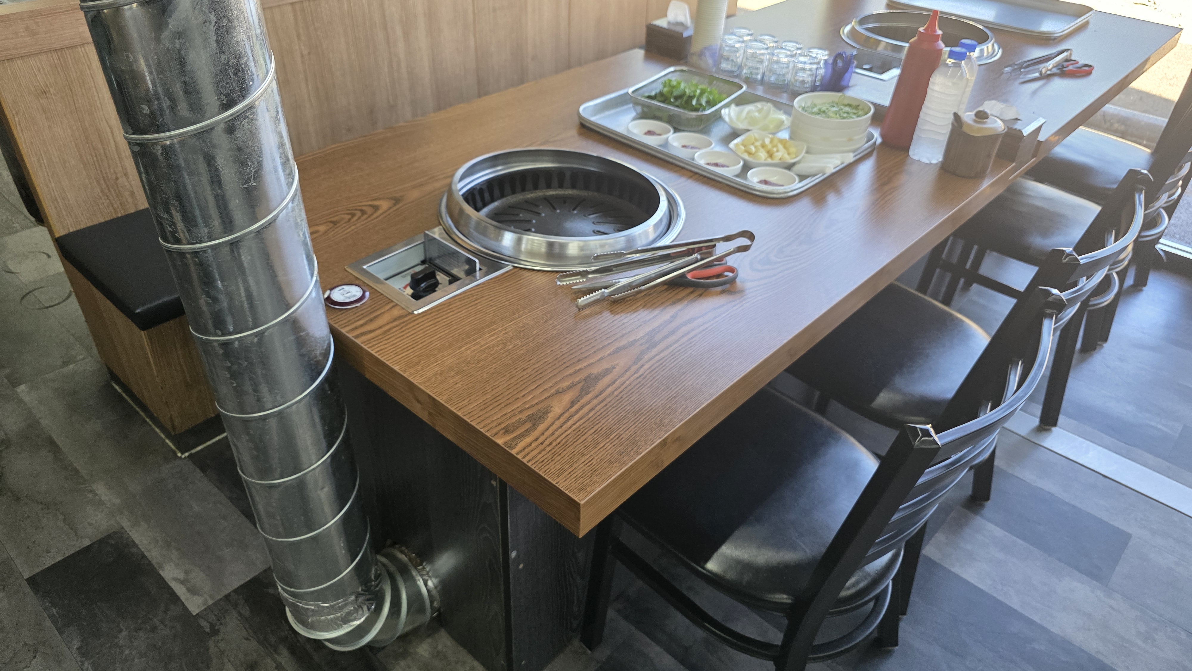테이블 하단으로 연기를 배출하는 하향식 환풍 시설 설치 현장
